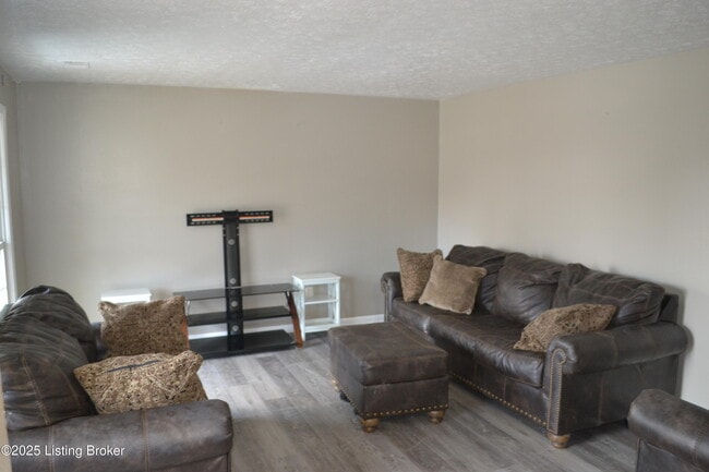 1218 Constitution Dr in Louisville, KY - Foto de edificio - Building Photo