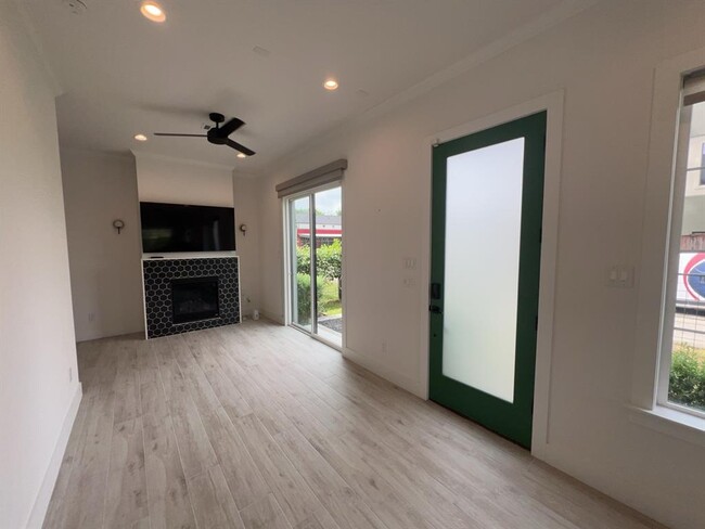 1423 Holly St in Houston, TX - Building Photo - Building Photo