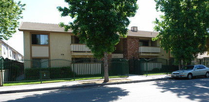 Walnut Apartments in Santa Clarita, CA - Building Photo - Building Photo