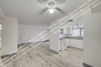 101 Luna Way in Las Vegas, NV - Foto de edificio - Building Photo