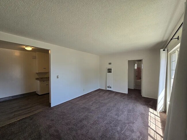 1639 W 84th Pl, Unit 4 in Los Angeles, CA - Building Photo - Building Photo