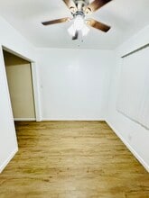 14758 Blythe St in Panorama City, CA - Foto de edificio - Building Photo