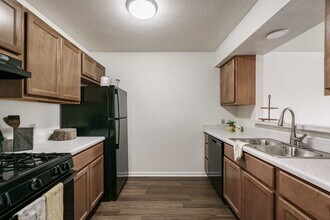 Emerald Pointe Apartments in South Bend, IN - Foto de edificio - Building Photo