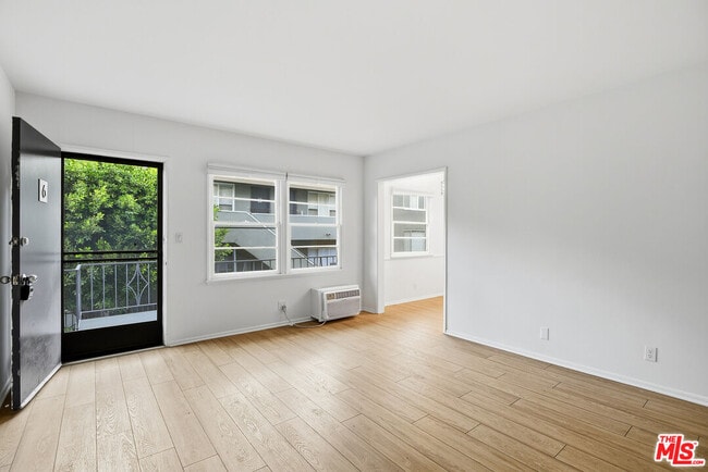 1944 S Beverly Glen Blvd in Los Angeles, CA - Foto de edificio - Building Photo