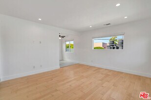 119 Paloma Ave in Los Angeles, CA - Building Photo