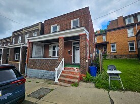 535 E Warrington Ave in Pittsburgh, PA - Building Photo