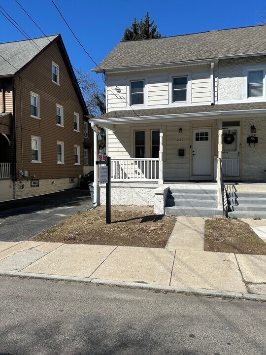 222 Simpson Rd in Ardmore, PA - Foto de edificio