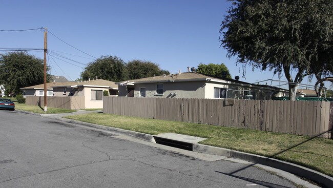 3840-3850 Franklin Ave in Fullerton, CA - Foto de edificio - Building Photo