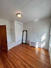 18 Alexander Ave, Unit 2 in Medford, MA - Foto de edificio - Building Photo