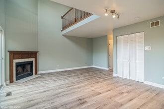 734 E Whispering Oaks Ct in Palatine, IL - Building Photo - Building Photo