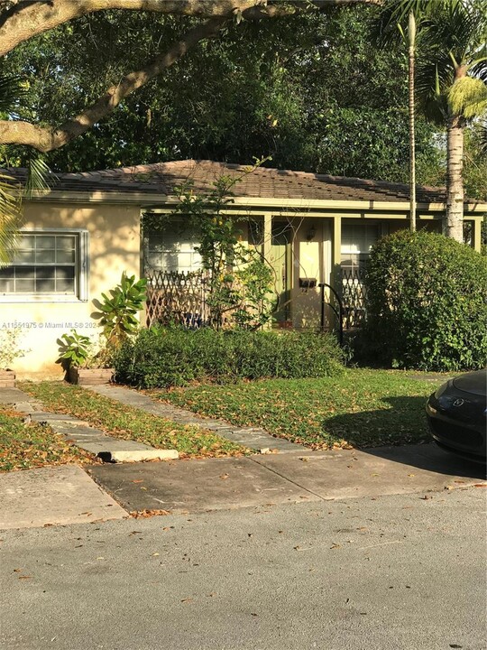 905 Tangier St in Coral Gables, FL - Foto de edificio