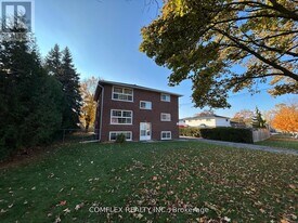 334 Surrey Dr in Oshawa, ON - Building Photo
