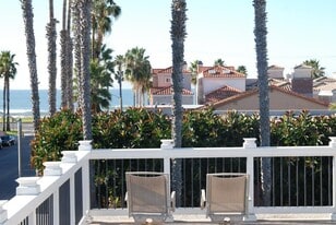 The Walnut Avenue Apartments in Huntington Beach, CA - Building Photo