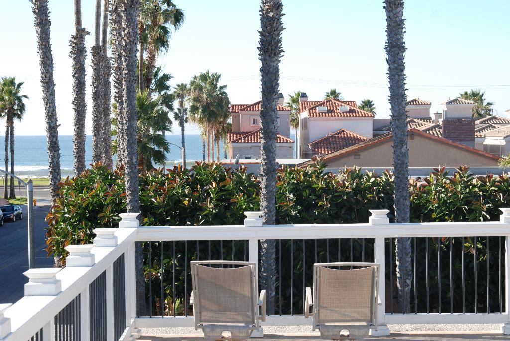 The Walnut Avenue Apartments in Huntington Beach, CA - Building Photo