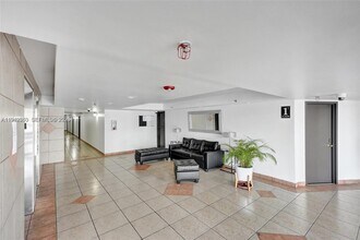 9686 Fontainebleau Blvd in Miami, FL - Building Photo - Building Photo