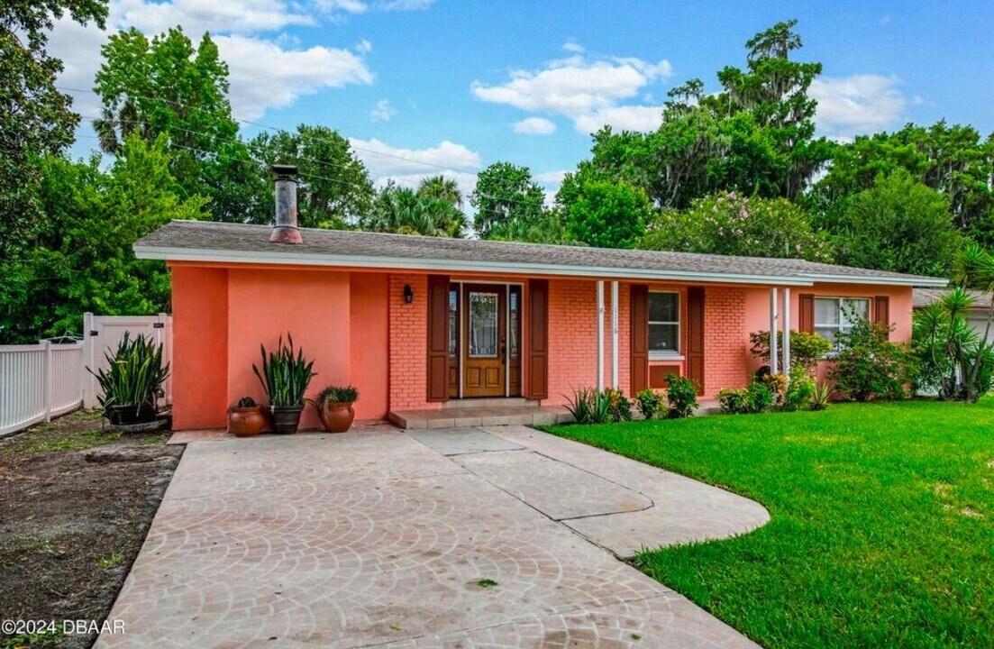 1116 St Augustine Rd in Daytona Beach, FL - Building Photo