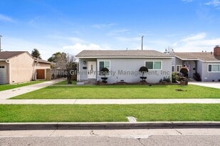 330 W Knepp Ave in Fullerton, CA - Building Photo