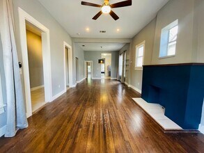 1818 E Houston St in San Antonio, TX - Building Photo - Building Photo