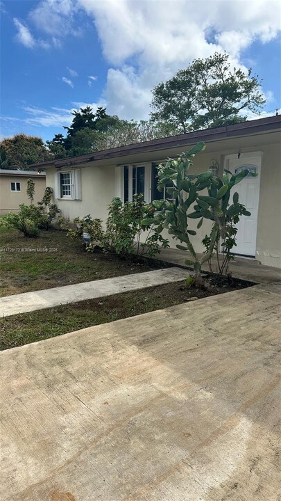 312 NW 187th St in Miami, FL - Building Photo