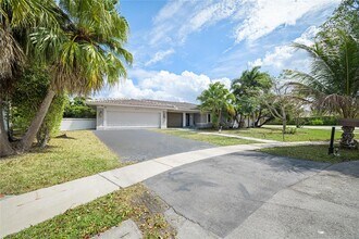 16770 Lakeview Ct in Weston, FL - Building Photo - Building Photo