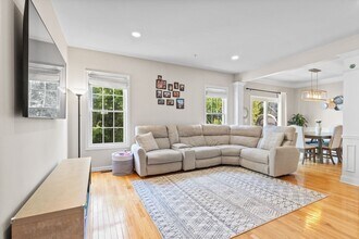 71 Kendall Ct in Bedford, MA - Building Photo - Building Photo
