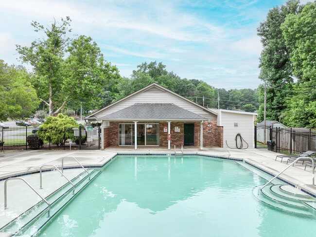 Carriage House Apartment Homes in Gastonia, NC - Foto de edificio - Building Photo
