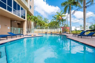 3500 Coral Way, Unit 508 in Coral Gables, FL - Foto de edificio - Building Photo