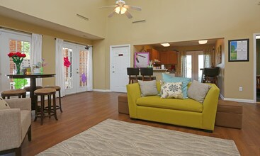 Clearfield Apartments in Colonial Heights, VA - Foto de edificio - Building Photo