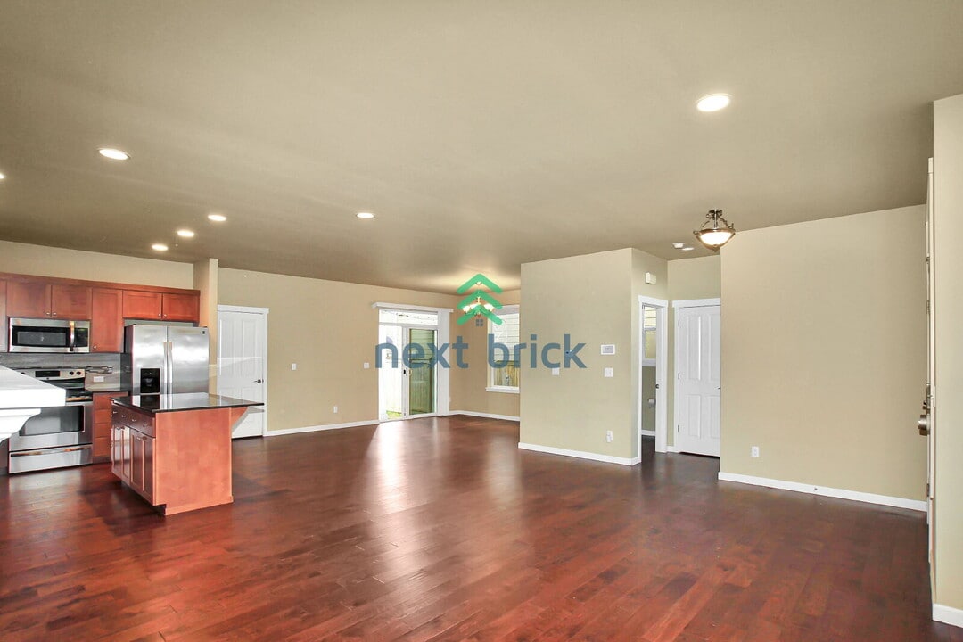 18435 97th Ave E in Puyallup, WA - Building Photo