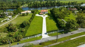 6152 SW Banks St in Palm City, FL - Building Photo