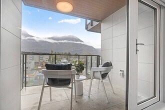 38033-38032 2 Ave in Squamish, BC - Building Photo - Building Photo