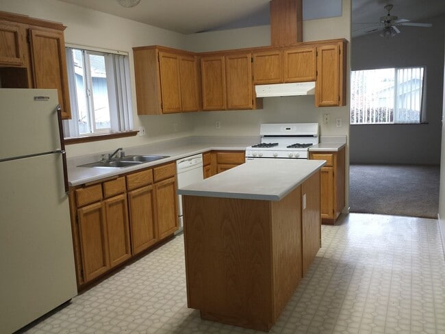 2115 Thiel Ave in Mckinleyville, CA - Building Photo - Building Photo