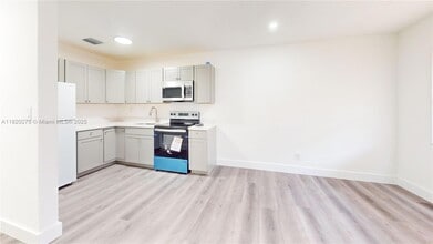 3016 NW 2nd St, Unit 1 in Pompano Beach, FL - Building Photo - Building Photo
