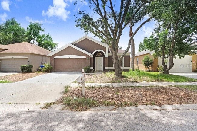 930 Grand Canyon Dr in Valrico, FL - Building Photo - Building Photo