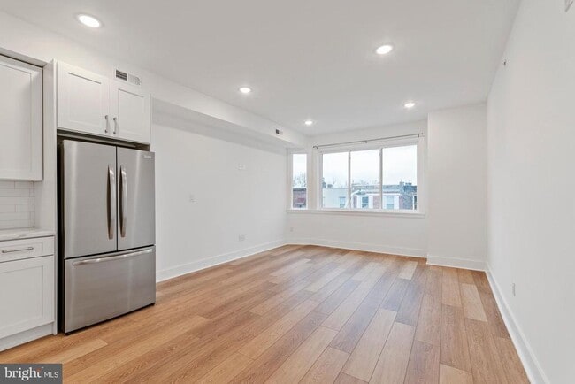property at 2904 W Diamond St