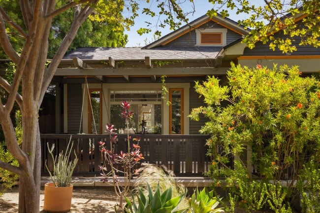 5248 Sierra Villa Dr in Los Angeles, CA - Foto de edificio - Building Photo