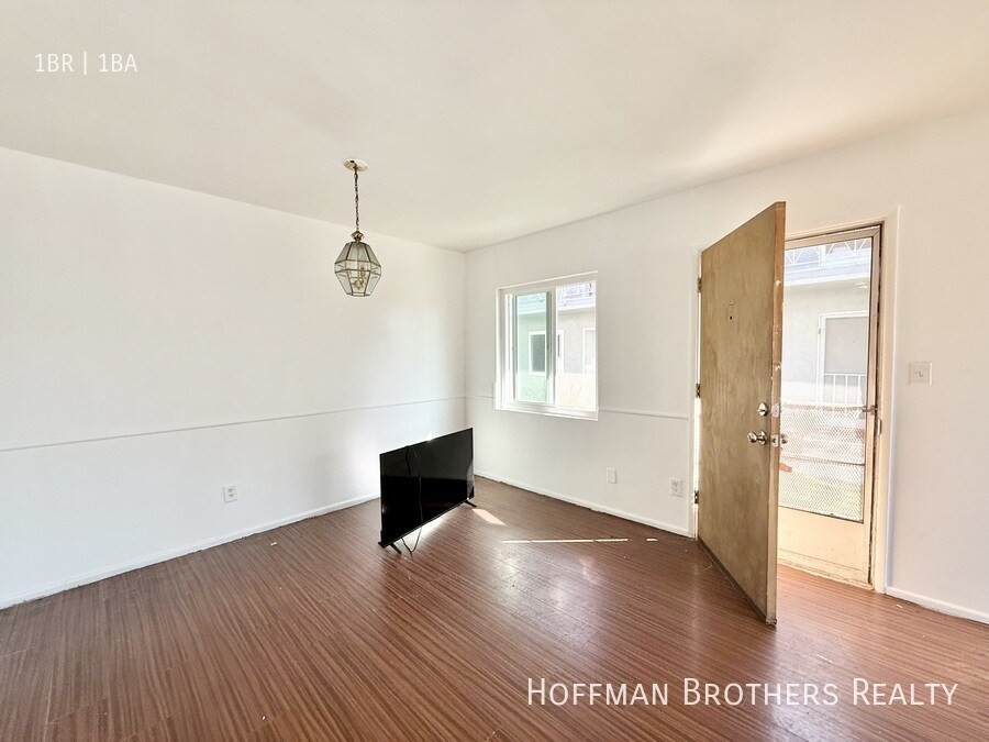 1520 Meadowbrook Ave in Los Angeles, CA - Building Photo