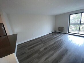 961 Southern Artery, Unit 1 in Quincy, MA - Foto de edificio - Building Photo