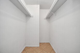 17331 Red Oak Dr in Houston, TX - Building Photo