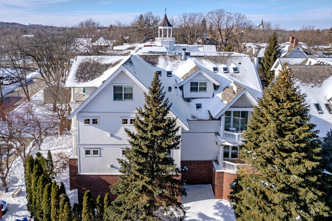 205 Mill St in Excelsior, MN - Foto de edificio - Building Photo