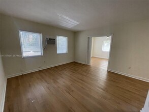 218 Santillane Ave in Coral Gables, FL - Foto de edificio - Building Photo