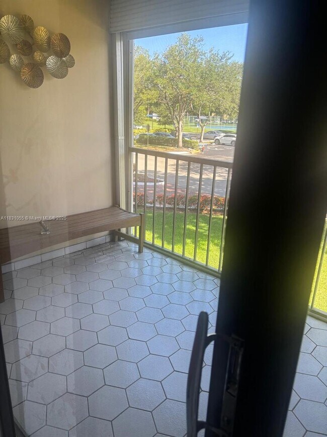 16251 Golf Club Rd in Weston, FL - Foto de edificio - Building Photo