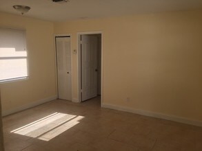 1104-1106 NW 7th Ave in Fort Lauderdale, FL - Foto de edificio - Building Photo