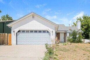 19733 E Oxford Dr in Aurora, CO - Building Photo