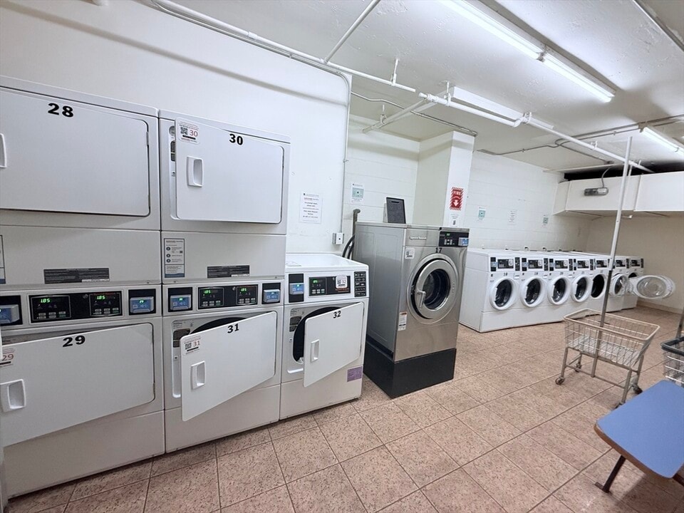 60 Longwood Ave, Unit 806 in Brookline, MA - Foto de edificio