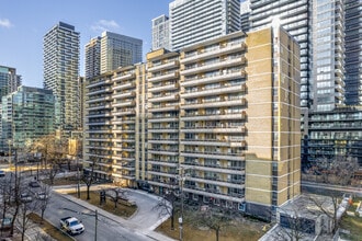 200 Roehampton Ave in Toronto, ON - Building Photo - Building Photo