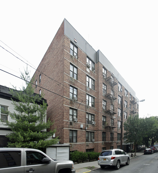 253 E 202nd St in Bronx, NY - Building Photo