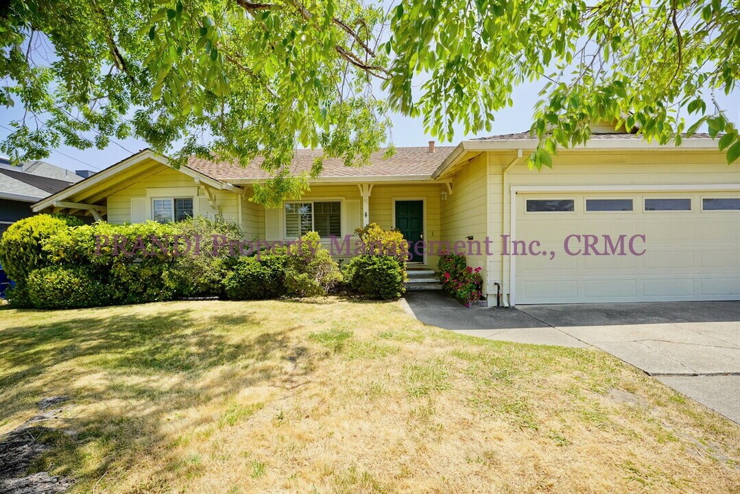 41 Staghound Passage in Corte Madera, CA - Building Photo