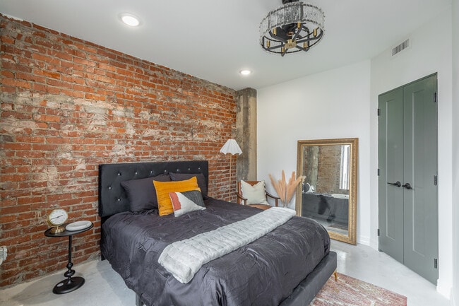 property at 117 E 7th St