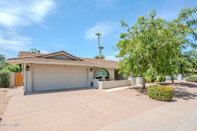 property at 8565 E Vía De Encanto